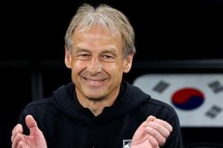 HLV Klinsmann giải thích về nụ cười gây phẫn nộ