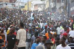 Bất ổn leo thang, hàng nghìn người Haiti biểu tình yêu cầu Thủ tướng Henry ra đi vô điều kiện