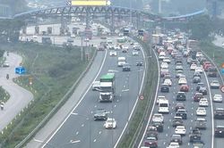 Phương tiện rời Hà Nội tăng cao, ùn dài trước trạm thu phí cao tốc Pháp Vân - Cầu Giẽ