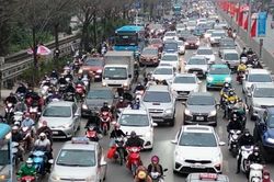 Chiều ngày làm việc cuối cùng trong năm, Quốc lộ 1A hướng rời Hà Nội ùn tắc