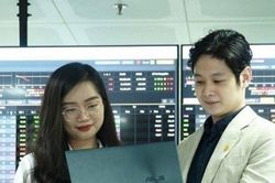 Nhà đầu tư chứng khoán tranh thủ 'chốt lời' nghỉ Tết: Lợi hay bất lợi?