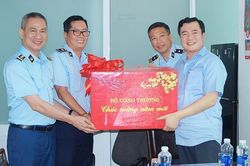 Thứ trưởng Nguyễn Sinh Nhật Tân làm việc với Cơ quan Tổng cục Quản lý thị trường tại TP. Hồ Chí Minh