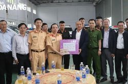 Lãnh đạo thành phố thăm, chúc Tết Đội tuần tra kiểm soát giao thông đường bộ cao tốc số 5
