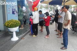 Vẫn xếp hàng chờ rút tiền tại nhiều ATM