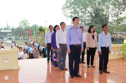 Lãnh đạo tỉnh viếng, dâng hương tại Nhà lưu niệm Bác Tôn Đức Thắng
