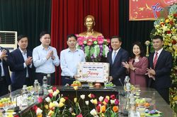 Phó Chủ tịch UBND tỉnh Phan Trọng Tấn thăm, chúc Tết Công ty cổ phần Môi trường và Dịch vụ đô thị Việt Trì