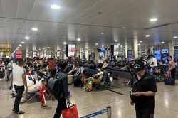 Sân bay Tân Sơn Nhất đông nhưng vẫn ổn định trong ngày 28 Tết