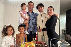 Chiều cao ấn tượng của con trai Ronaldo 13 tuổi khiến dân mạng ngỡ ngàng