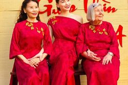 Mẹ chồng Hồ Ngọc Hà diện áo dài đón Tết bên con dâu và thông gia