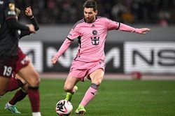Messi gây tranh cãi tưng bừng khi không ra sân ở Hong Kong (TQ), nhưng lại đá giao hữu ở Nhật Bản