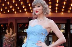 Taylor Swift mua túi Louis Vuitton, dây chuyền Cartier... tặng 'team' sau kỷ lục tại Grammy