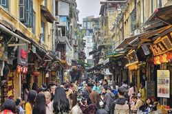 Người Hà Nội 'thi nhau' xuống phố chụp ảnh Tết, hàng cho thuê áo dài đắt khách