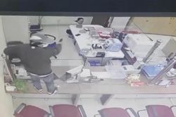 Video tên cướp táo tợn dùng súng uy hiếp ngân hàng cướp đi 3 tỉ đồng