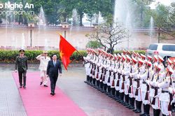 Chủ tịch Quốc hội Vương Đình Huệ thăm, chúc Tết cán bộ, chiến sĩ Công an Nghệ An