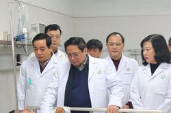 Thủ tướng chúc Tết, động viên cán bộ, bác sỹ, bệnh nhân các bệnh viện tại Hà Nội