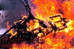 Một người tử vong do xe ô tô bốc cháy