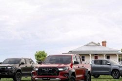Ra mắt Toyota Hilux bản nâng cấp mới, giá dự kiến từ 423 triệu đồng