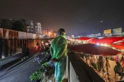 Chợ hoa đêm Hà Nội tấp nập những ngày cận Tết