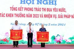 Hội Khuyến học tỉnh Sóc Trăng nhận cờ thi đua xuất sắc của Chính phủ