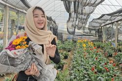 Cô gái hát chèo ở vườn hoa gây sốt cộng đồng mạng