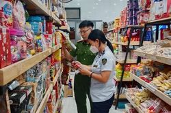 Phát hiện hàng ngàn sản phẩm bánh kẹo nhập lậu 'suýt' đến tay người tiêu dùng ngày Tết