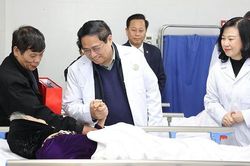 Thủ tướng thăm, động viên y bác sĩ trực Tết và bệnh nhân tại 2 bệnh viện đầu ngành