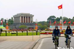 Người dân Hà Nội thảnh thơi tập thể dục, uống cà phê vào ngày 30 Tết