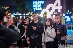 Người Hà Nội hân hoan chờ đón thời khắc Giao thừa