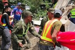 Philippines: Bé gái sống sót thần kỳ sau gần 60 giờ bị vùi lấp do lở đất