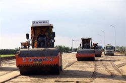 Nhiều công trường không ngừng tiếng máy, hàng loạt dự án giao thông trọng điểm thi công xuyên Tết Giáp Thìn 2024