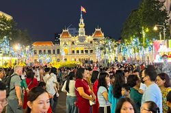 Biển người đổ về trung tâm TP.HCM chờ xem pháo hoa