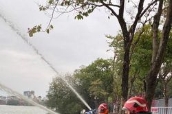 Vận hành 'vòi rồng' hút nước hồ bảo vệ trận địa pháo hoa lớn nhất Thủ đô