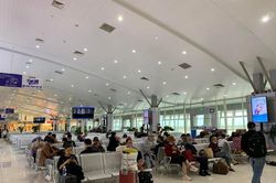 Ngày 30 Tết, lượng khách đến các sân bay giảm, Nội Bài tặng quà dịp đầu năm