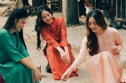 Hoa hậu Thanh Thủy, Lương Thùy Linh và Thiên Ân rủ nhau chơi ô ăn quan