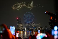 Drone xếp hình rồng cùng pháo hoa rực sáng trời Hà Nội đêm giao thừa