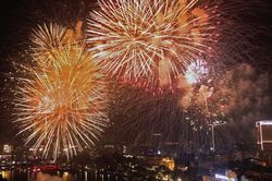 Hình ảnh pháo hoa rực sáng trên bầu trời Thủ đô chào đón Xuân Giáp Thìn 2024