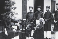 Chữ và nghĩa: 'Tháng Giêng ăn Tết ở nhà'