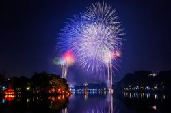 Ngắm pháo hoa thắp sáng bầu trời Hà Nội đón chào năm mới Giáp Thìn 2024