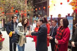 Đón đoàn du khách quốc tế 'xông' đất Hạ Long ngày đầu năm mới