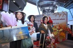 Đà Nẵng đón lượt khách đầu tiên 'xông đất' trong năm mới Giáp Thìn