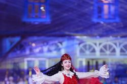 Địch Lệ Nhiệt Ba thể hiện tài năng nhảy vũ điệu Tân Cương mừng Xuân mới