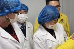 Bộ trưởng Đào Hồng Lan chúc Tết các bé sơ sinh trong thời khắc giao thừa