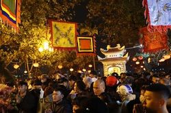Người dân chen chân đi lễ đầu năm tại Phủ Tây Hồ