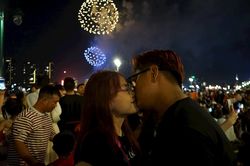 Người dân TP.HCM mãn nhãn với màn pháo hoa mừng Xuân Giáp Thìn