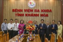 Chủ tịch UBND tỉnh Nguyễn Tấn Tuân thăm, chúc Tết tại Bệnh viện Đa Khoa tỉnh Khánh Hòa