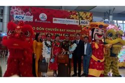 Múa lân đón chuyến bay đầu tiên đến Khánh Hòa ngày mùng 1 Tết