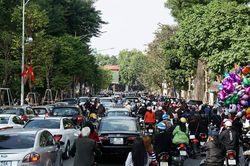 Hà Nội đông nghịt người du xuân, đường phố ùn tắc cục bộ