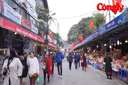 Người dân không phải dùng tiền mặt khi đi lễ tại Phủ Tây Hồ