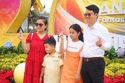 Người dân Đà Nẵng đi du xuân, lễ chùa trong ngày đầu năm mới
