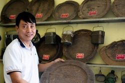 Lão nông chất đống hơn 500 mâm gỗ trong nhà, cả năm chỉ Tết mới mang ra dùng